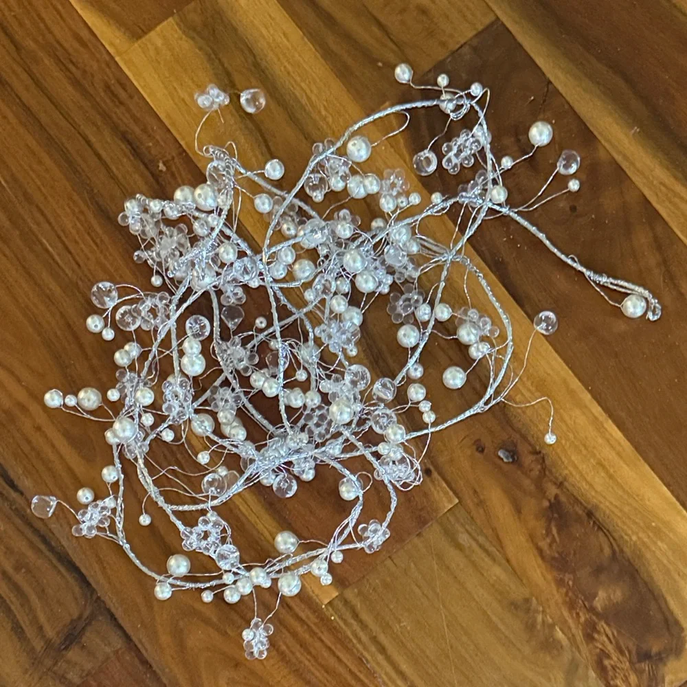 Elegant Pearl and Crystal Garland